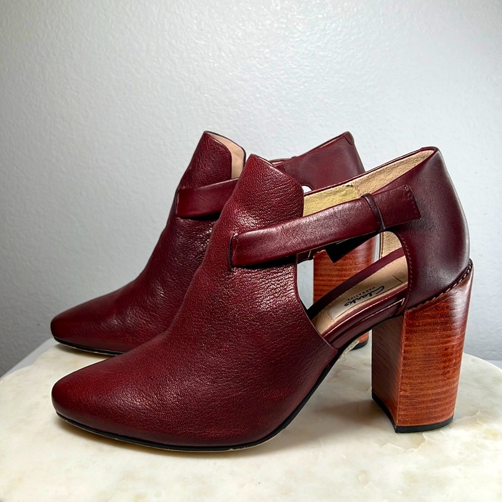 Clarks Narrative women sz 8.5 M burgundy heels leather cut out boot buckle strap